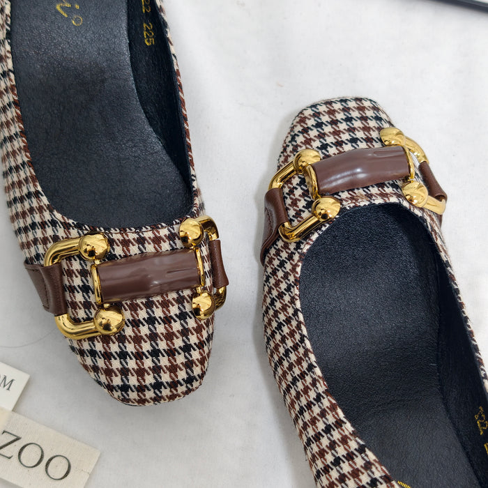 Belt buckle with shoes