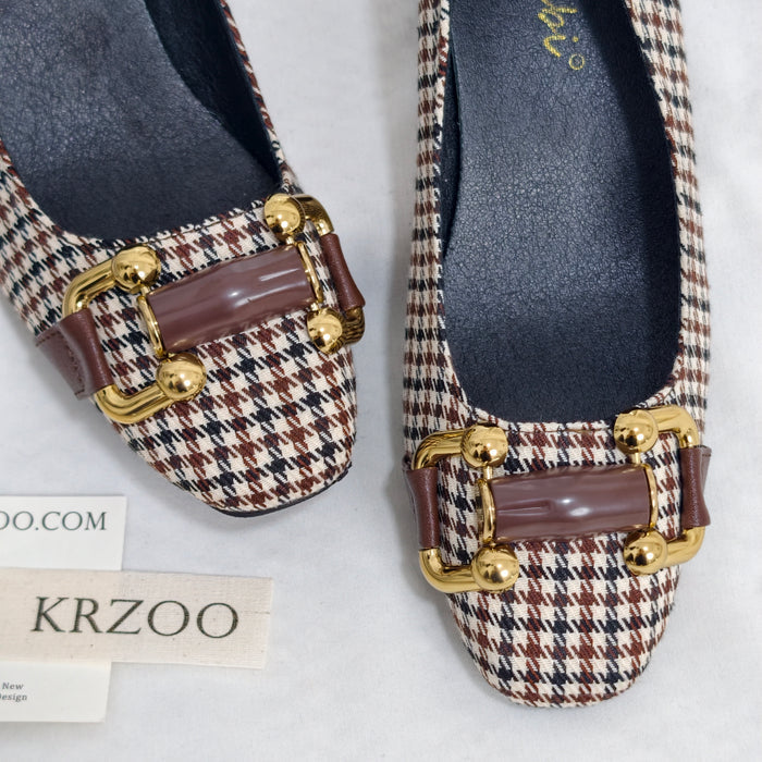 Belt buckle with shoes