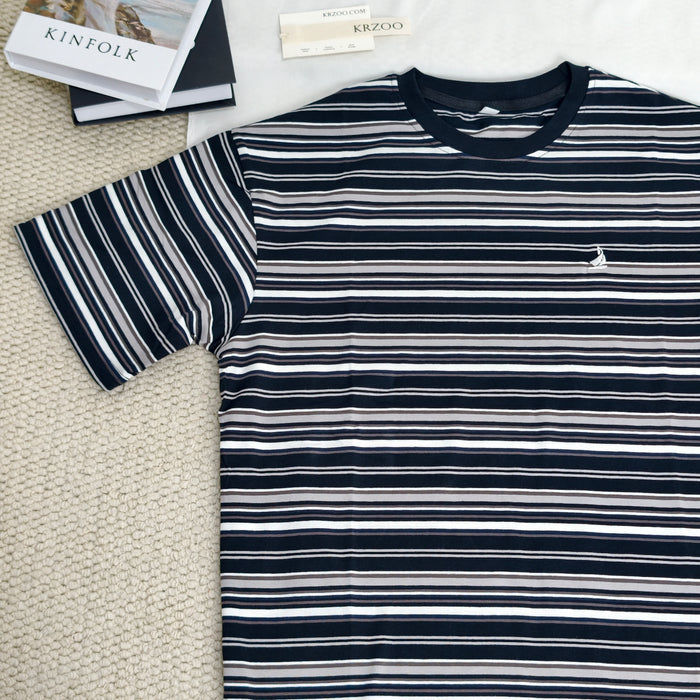 Contrasting color stripe T-shirt