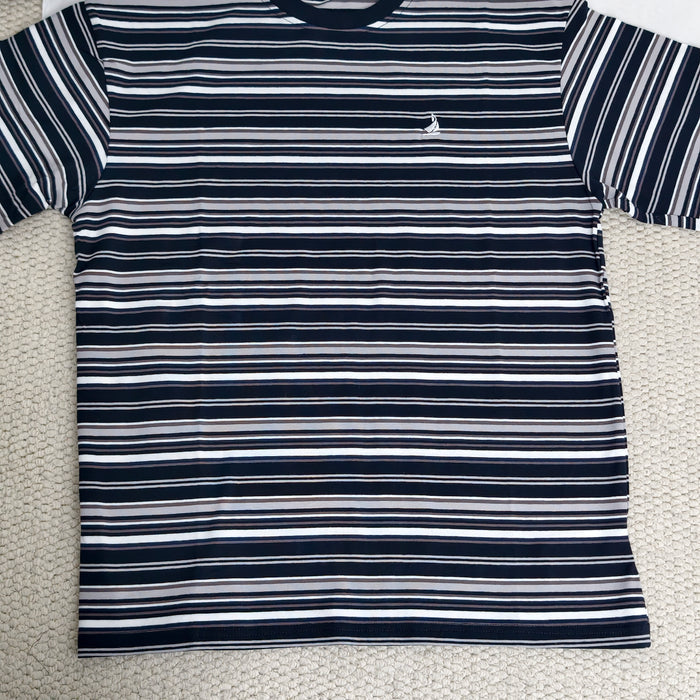 Contrasting color stripe T-shirt