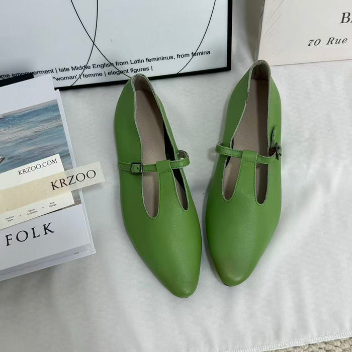Flat-bottomed pointed toe slip-on shoes