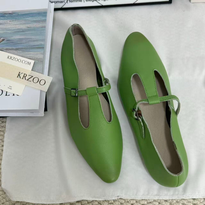 Flat-bottomed pointed toe slip-on shoes