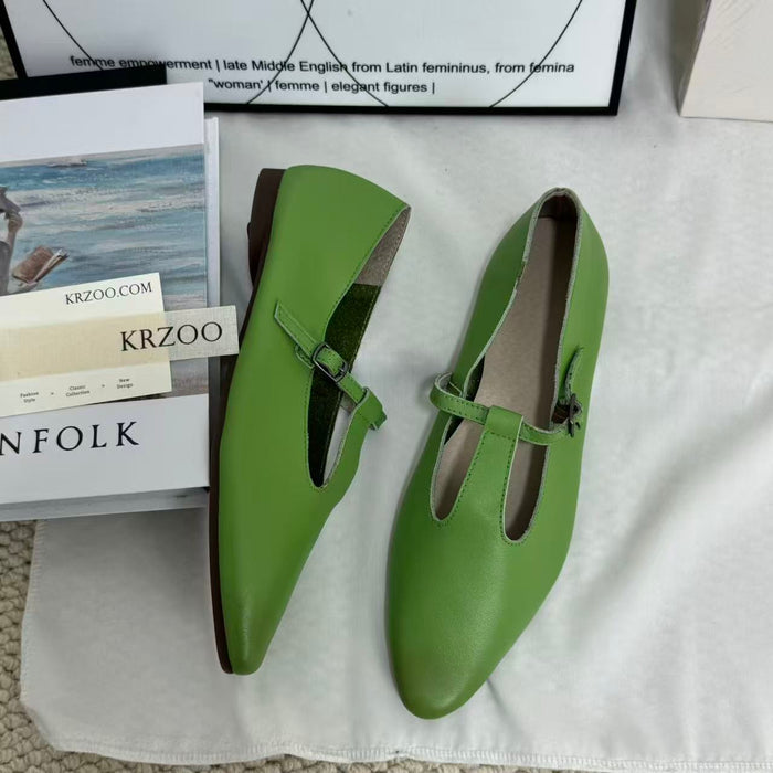 Flat-bottomed pointed toe slip-on shoes