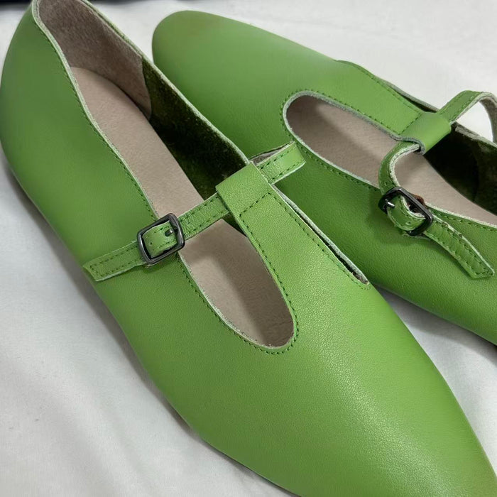 Flat-bottomed pointed toe slip-on shoes