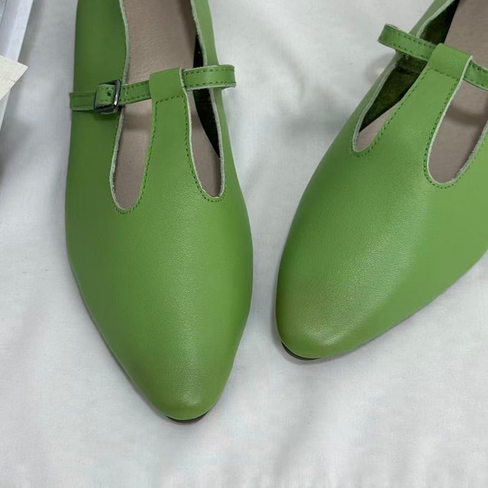 Flat-bottomed pointed toe slip-on shoes