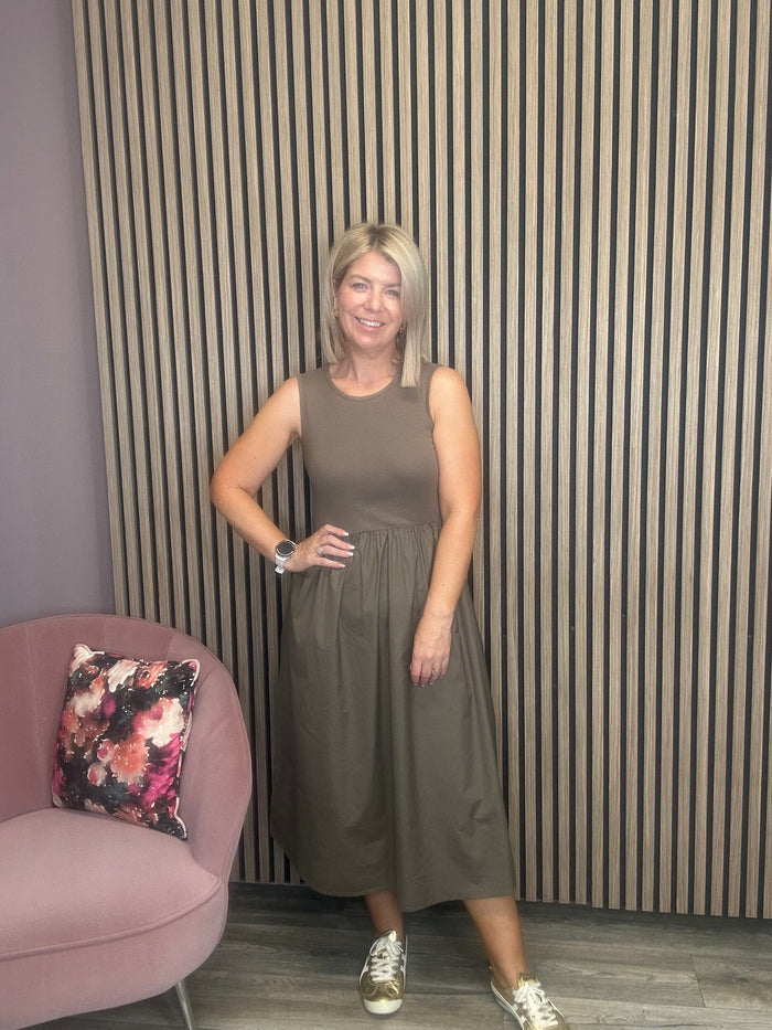 Joanie Sleeveless Midi Dress (Morel)
