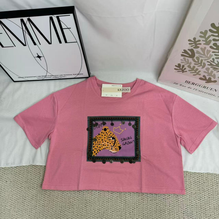 Loose-fitting pink short-sleeve T-shirt