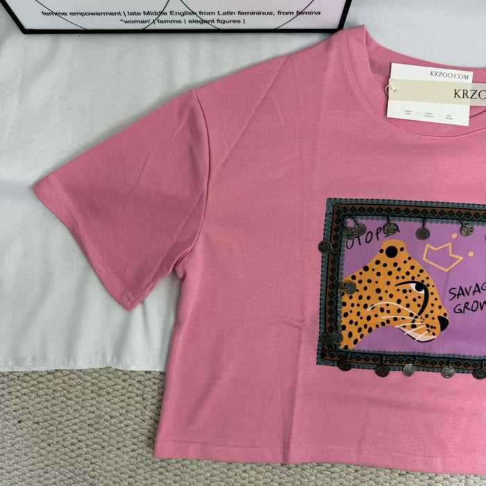 Loose-fitting pink short-sleeve T-shirt