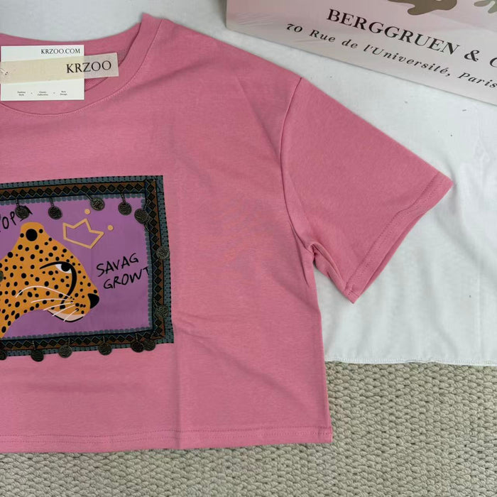 Loose-fitting pink short-sleeve T-shirt