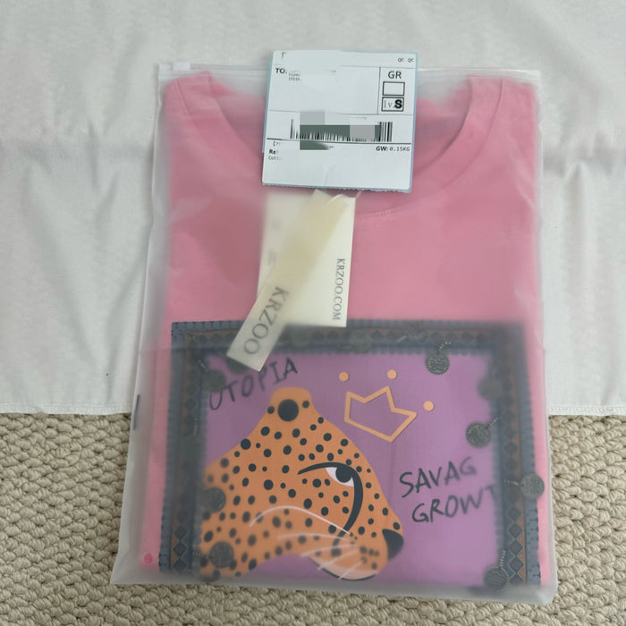 Loose-fitting pink short-sleeve T-shirt