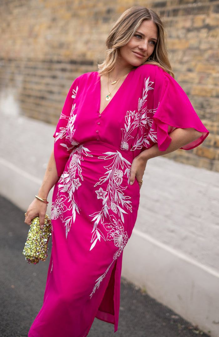 THE CHRISTINE EMBROIDERED FLUTTER SLEEVE PLUNGE NECK MIDI DRESS (PINK/WHITE) CURVE