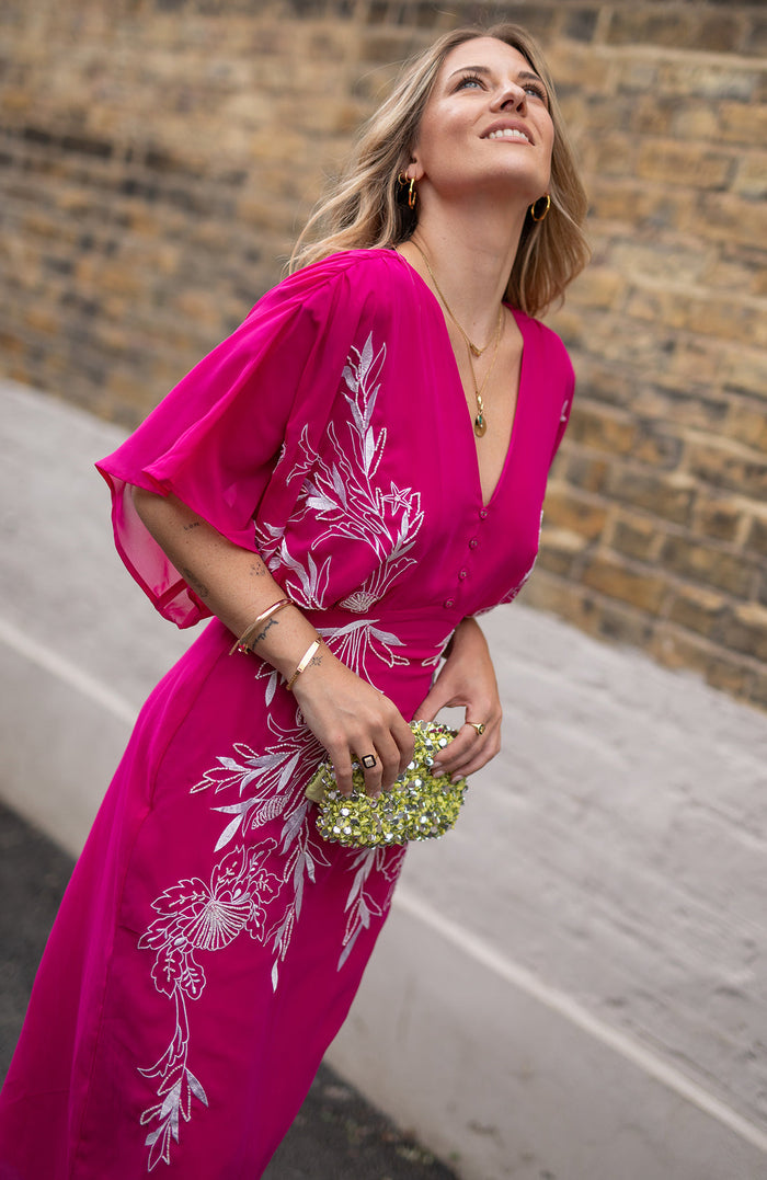 THE CHRISTINE EMBROIDERED FLUTTER SLEEVE PLUNGE NECK MIDI DRESS (PINK/WHITE) CURVE